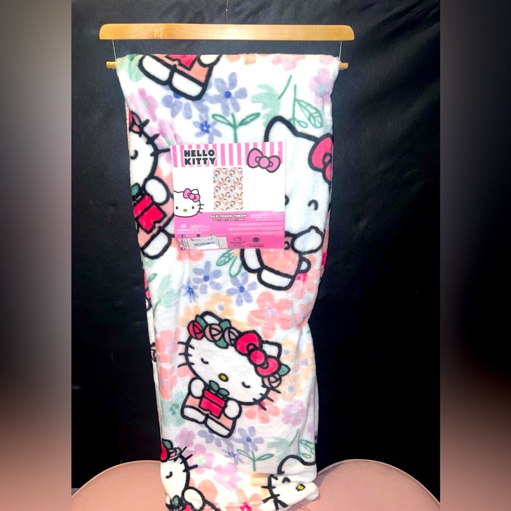 Hello Kitty Viral floral blanket